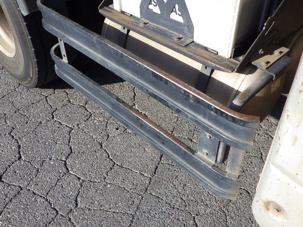 運転席側サイドバンパーにサビがあります。|UDトラックス クオン 2PG-GK5AABの写真26