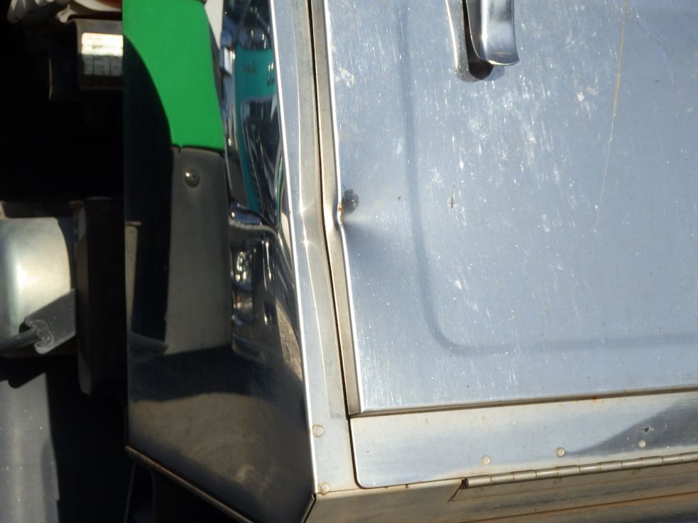 工具箱にヘコミがあります。（ステンレス製です）|UDトラックス クオン 2PG-GK5AABの写真27