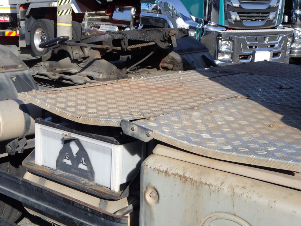 踊り場にヘコミがあります。|UDトラックス クオン 2PG-GK5AABの写真29