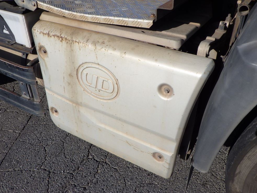 マフラーカバーにサビがあります。|UDトラックス クオン 2PG-GK5AABの写真29