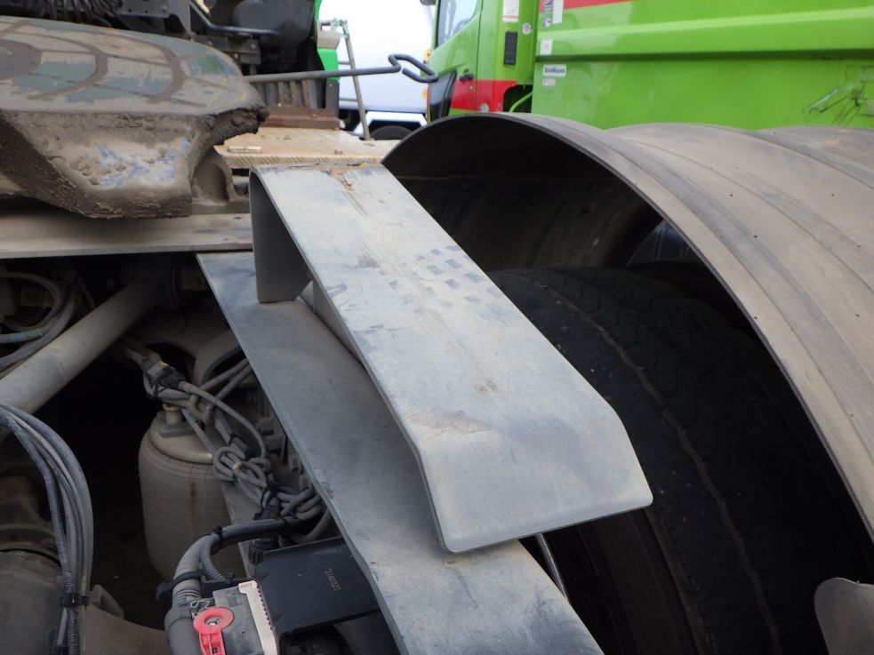 カプラガイドに傾きがあります。|UDトラックス クオン 2PG-GK5AABの写真30