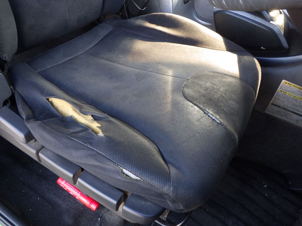 運転席座面にヘタリ・破れがあります。|UDトラックス クオン 2PG-GK5AABの写真31