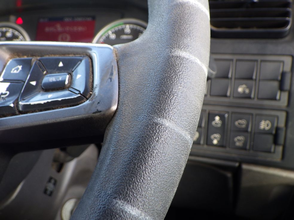 ハンドルにスレがあります。|UDトラックス クオン 2PG-GK5AABの写真32