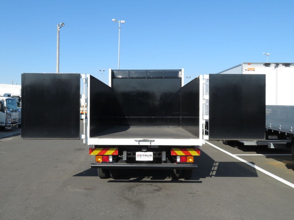 リア扉は観音開き式です。|三菱 ファイター 2KG-FK62F(2WD)の写真11