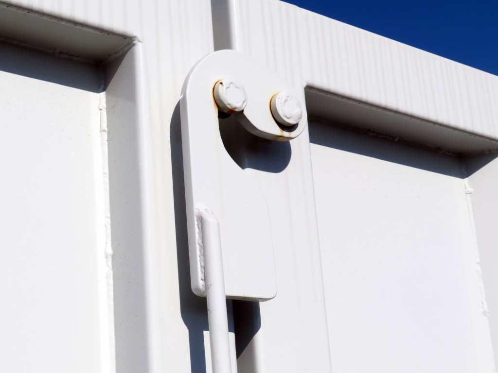 リア扉の上部ロックハンドル部に置きサビがあります。|三菱 ファイター 2KG-FK62F(2WD)の写真12