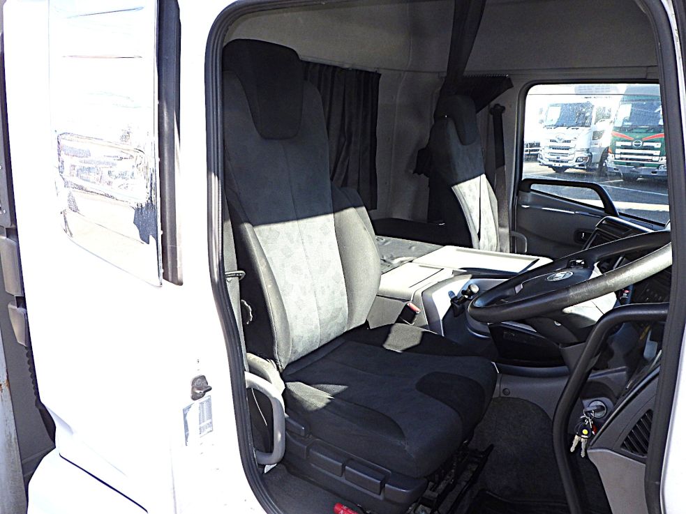 乗車定員は2名です。|UDトラックス クオン 2PG-CG5CAの写真6