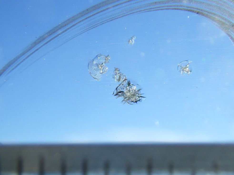 フロントガラスに飛び石キズがあります。|UDトラックス クオン 2PG-CG5CAの写真12