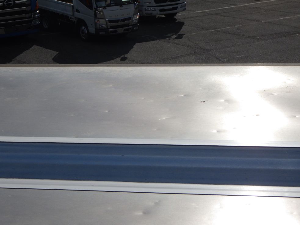 天井にヒョウ害のヘコミがあります。|UDトラックス クオン 2PG-CG5CAの写真28