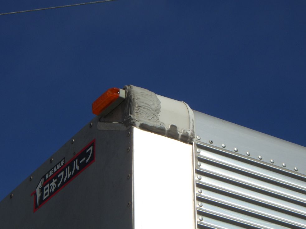 ボディー上部の助手席側にコーキング跡があります。|UDトラックス クオン 2PG-CG5CAの写真30