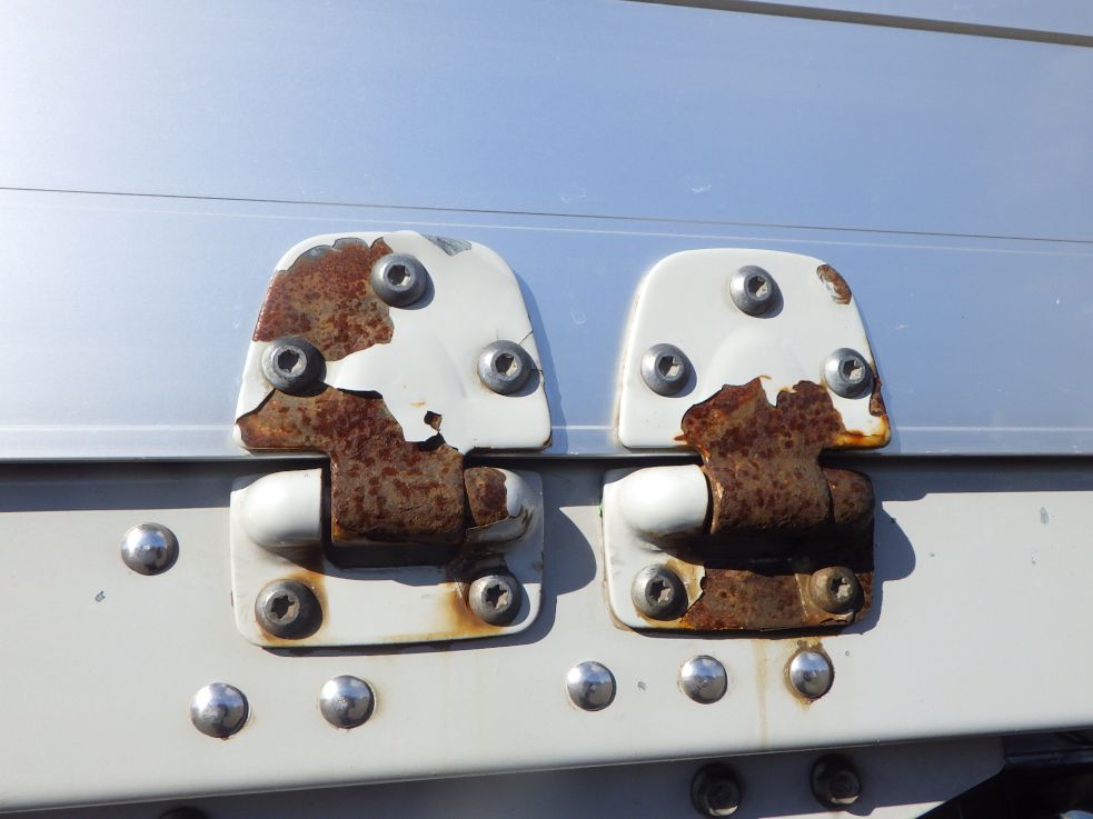 各アオリヒンジにサビがあります。|UDトラックス クオン 2PG-CG5CAの写真35