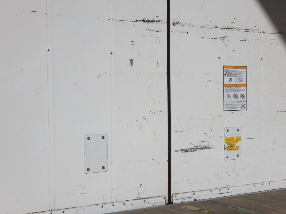 リヤ扉裏側にキズ・ヘコミがあります。|UDトラックス クオン 2PG-CG5CAの写真40