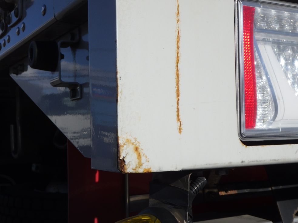 化粧板の助手席側にサビがあります。|UDトラックス クオン 2PG-CG5CAの写真44