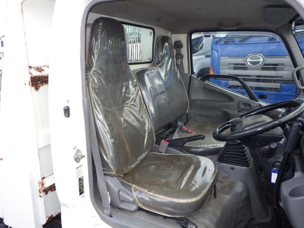 乗車定員は3名です。|日野 デュトロ TKG-XZC610T(2WD)の写真6