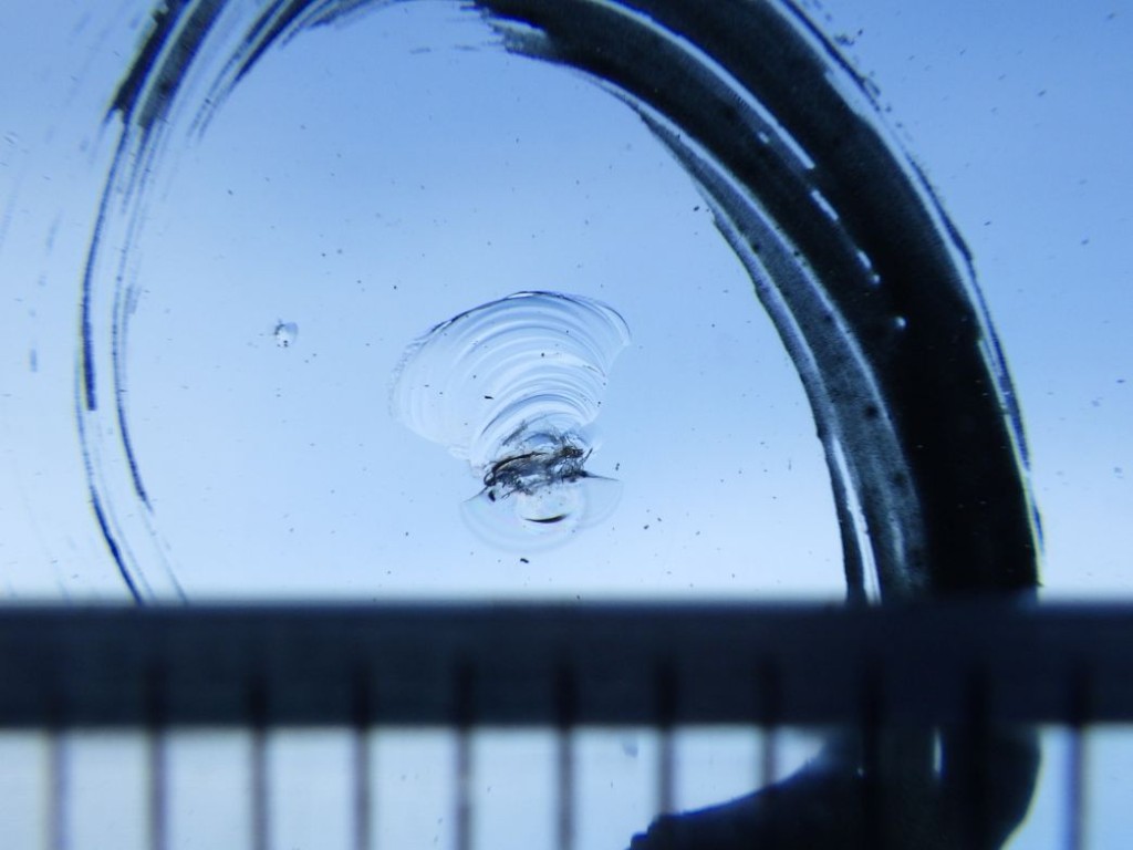 フロントガラスに飛び石キズがあります。|日野 デュトロ TKG-XZC610T(2WD)の写真13