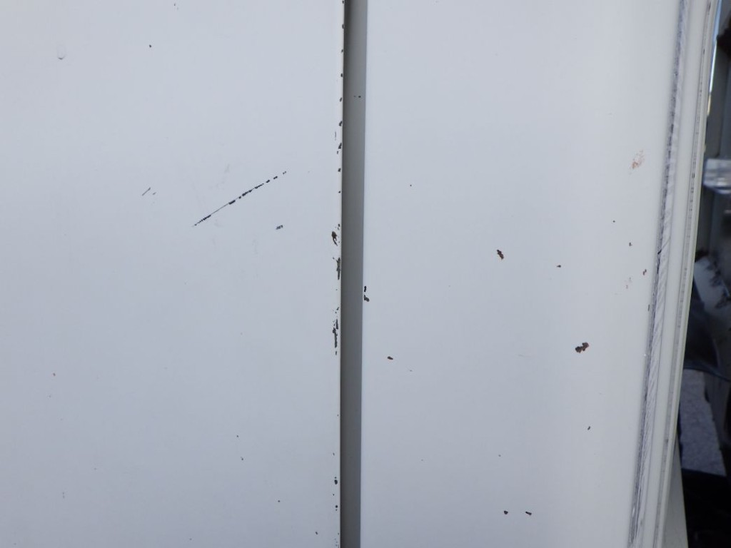 助手席側ドア・クォーターパネルにキズがあります。(運転席側にもあります)|日野 デュトロ TKG-XZC610T(2WD)の写真19