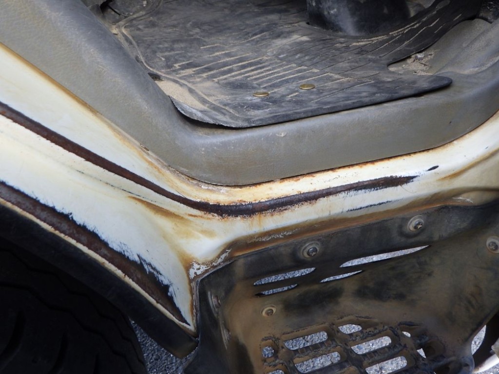 運転席側ドア内側に腐食・穴があります。|日野 デュトロ TKG-XZC610T(2WD)の写真21