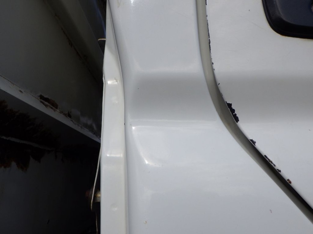 運転席側クォーターパネルに板金跡があります。|日野 デュトロ TKG-XZC610T(2WD)の写真22