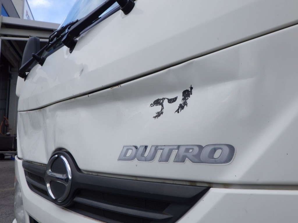 フロント・ワイパーパネルにキズ・ヘコミがあります。|日野 デュトロ TKG-XZC610T(2WD)の写真23