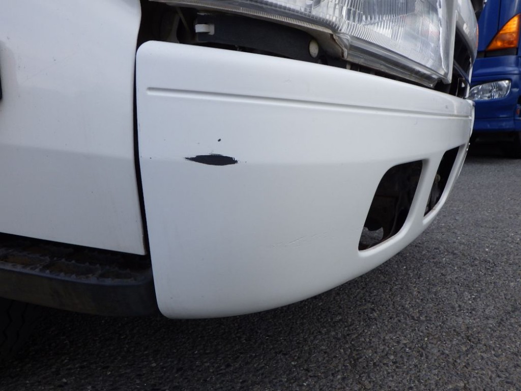 フロントバンパーの運転席側にスレがあります。|日野 デュトロ TKG-XZC610T(2WD)の写真24