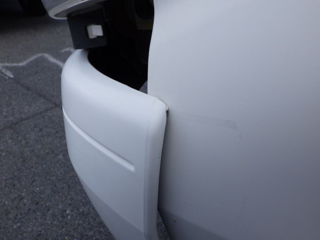 フロントバンパーの助手席側に曲がり・干渉があります。|日野 デュトロ TKG-XZC610T(2WD)の写真25