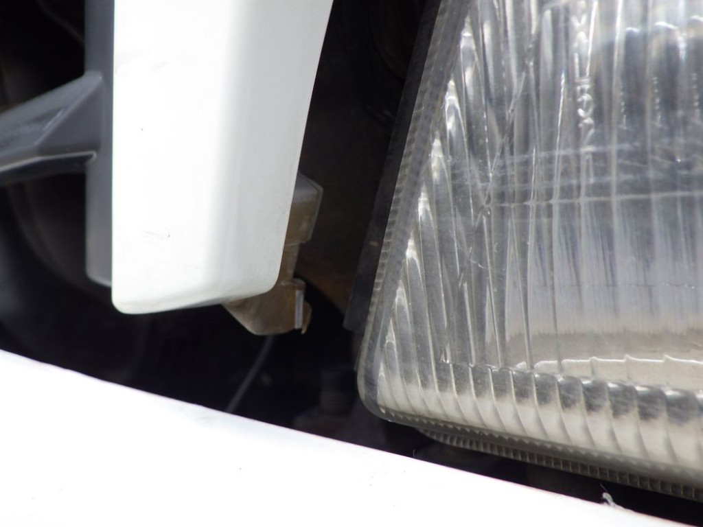 助手席側ヘッドランプ取り付け部に割れがあります。|日野 デュトロ TKG-XZC610T(2WD)の写真26