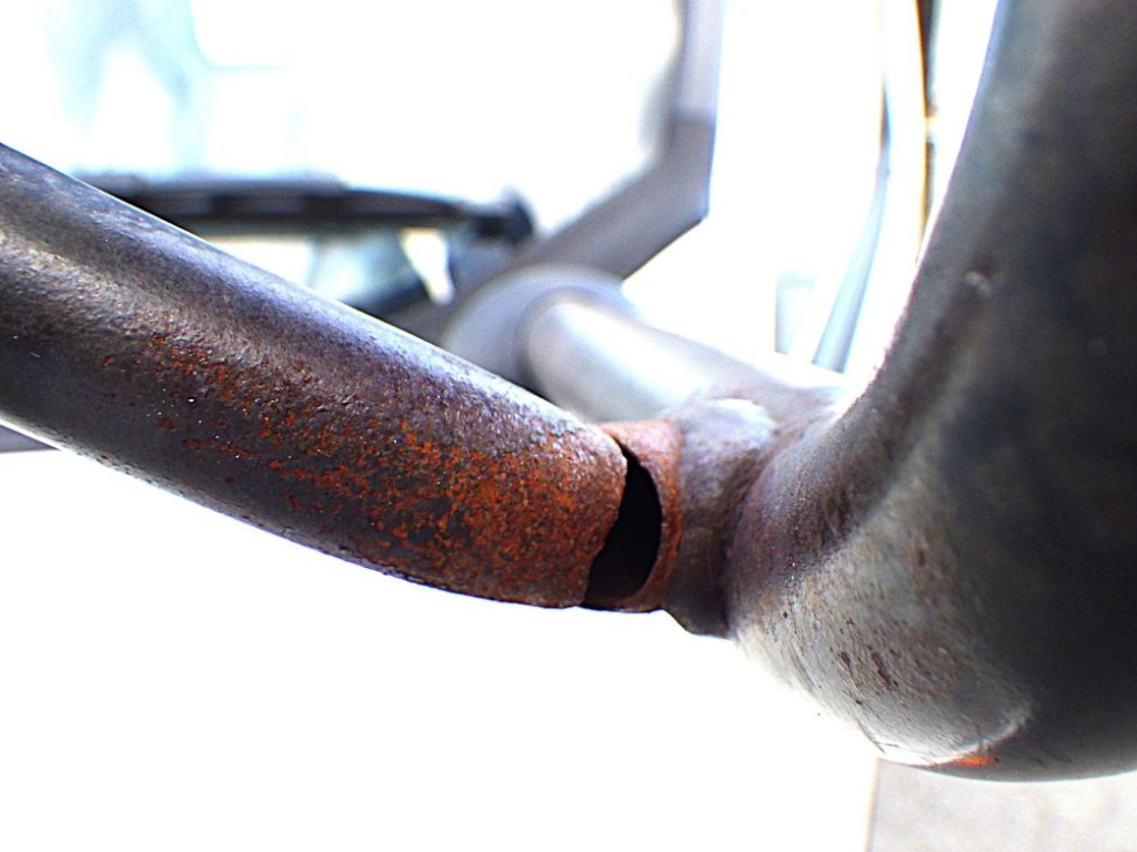 助手席側ミラーステーに折れがあります。|日野 デュトロ TKG-XZC610T(2WD)の写真27