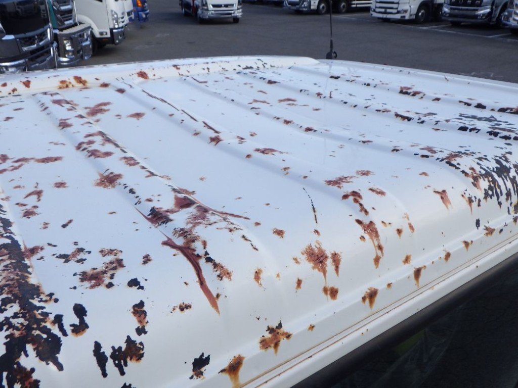 ルーフにキズ・サビ・ヘコミがあります。|日野 デュトロ TKG-XZC610T(2WD)の写真28