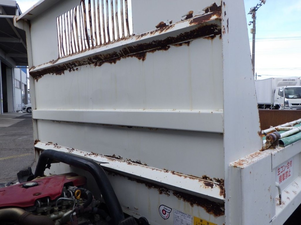 プロテクター前面にサビ・凸があります。|日野 デュトロ TKG-XZC610T(2WD)の写真30