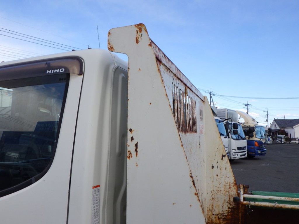 ボディー前方両サイドにキズ・サビがあります。|日野 デュトロ TKG-XZC610T(2WD)の写真31