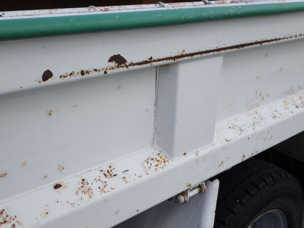 ボディーの両サイドにキズ・サビ・凸があります。|日野 デュトロ TKG-XZC610T(2WD)の写真32