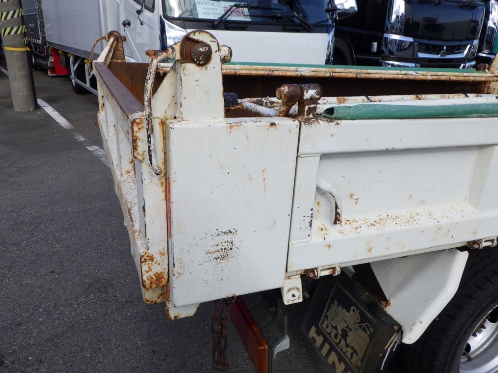 ボディー後方の両サイドにキズ・サビがあります。|日野 デュトロ TKG-XZC610T(2WD)の写真33