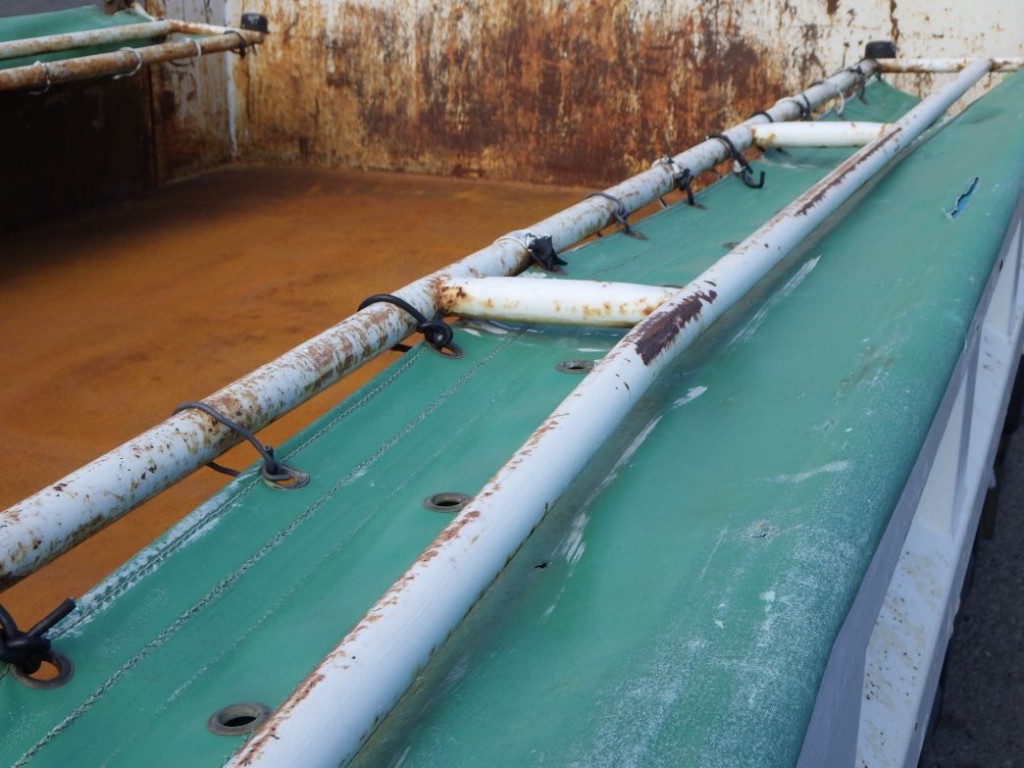 運転席側シートアームにサビ・曲がりがあります。(助手席側にもあります)|日野 デュトロ TKG-XZC610T(2WD)の写真34