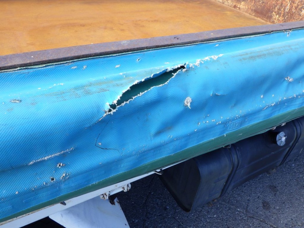 左右のシートに破れがあります。|日野 デュトロ TKG-XZC610T(2WD)の写真35