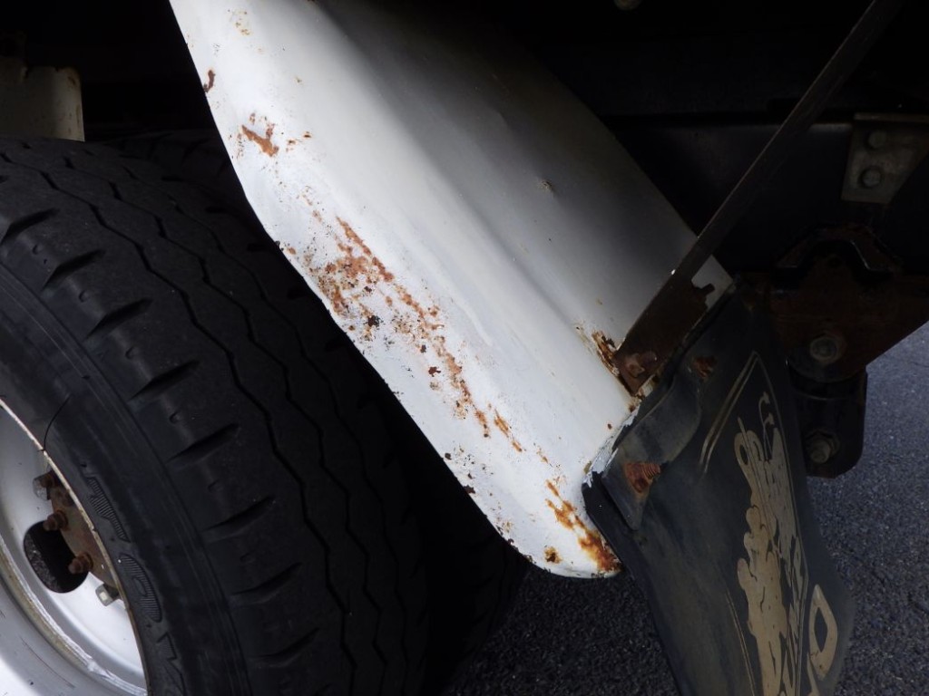 左右のリヤフェンダーにキズ・サビがあります。|日野 デュトロ TKG-XZC610T(2WD)の写真36