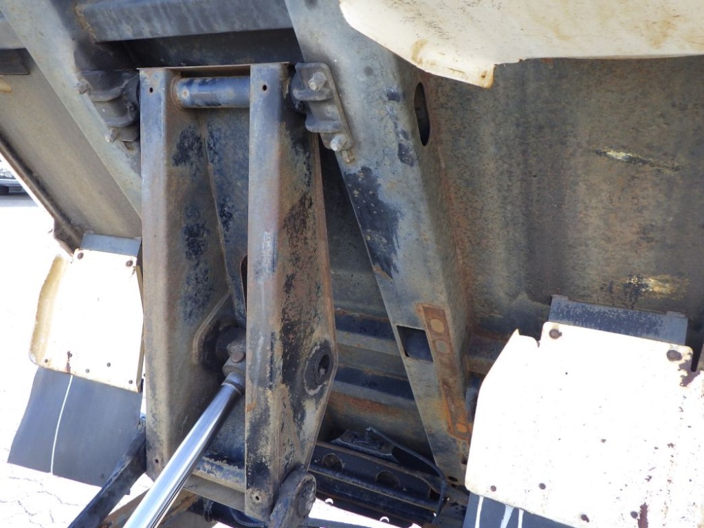 ボディー裏側にサビがあります。|日野 デュトロ TKG-XZC610T(2WD)の写真38