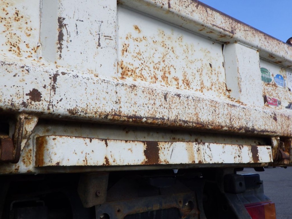 リヤ周りにキズ・サビ・ヘコミがあります。|日野 デュトロ TKG-XZC610T(2WD)の写真42