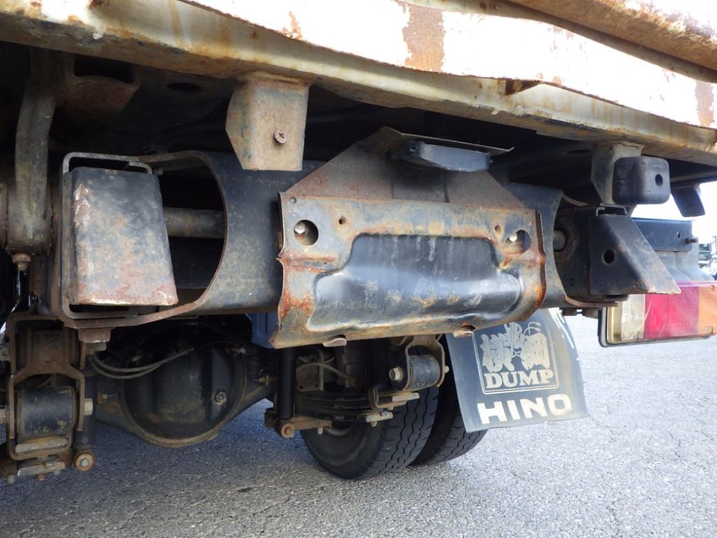 ナンバーブラケットにサビ・曲がりがあります。|日野 デュトロ TKG-XZC610T(2WD)の写真43