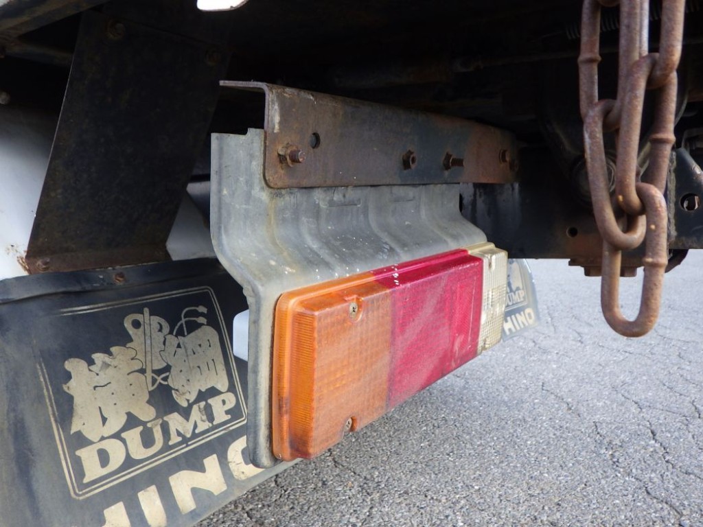 助手席側テールブラケットに曲がりがあります。|日野 デュトロ TKG-XZC610T(2WD)の写真44