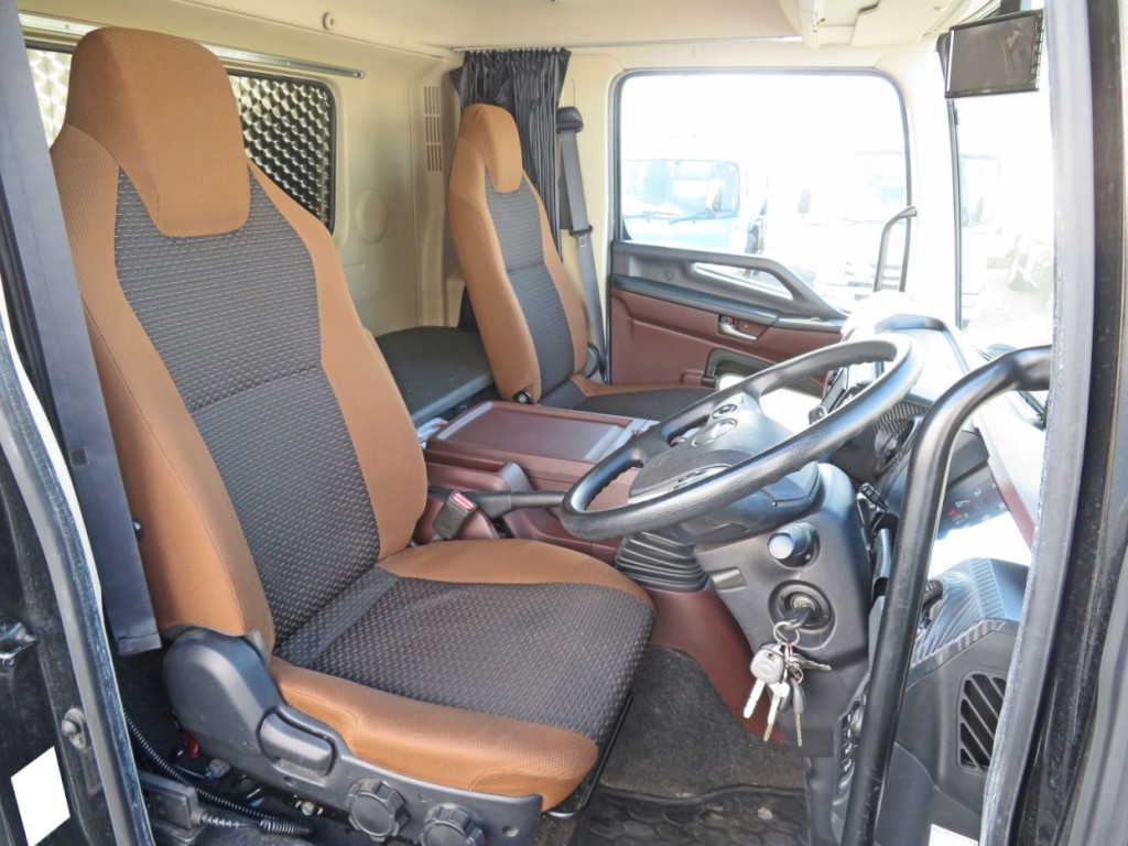 運転席座面にヘタリ・スレがあります。|日野 レンジャー 2PG-FD2ABG(2WD)の写真6