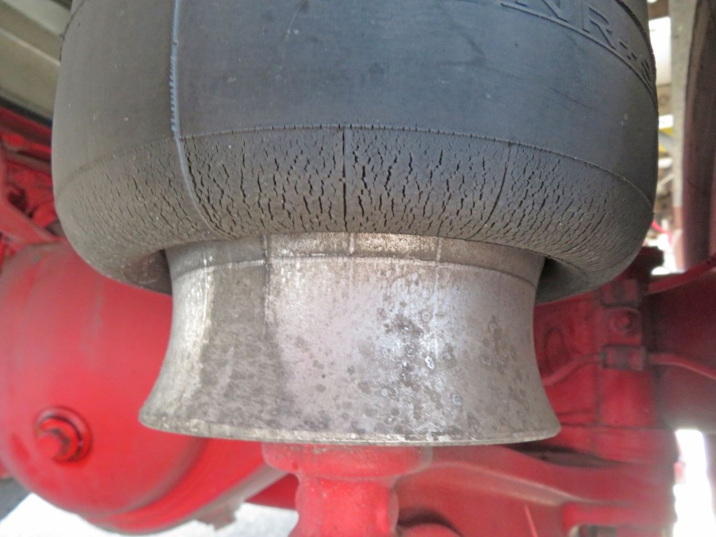 ベローズにひび割れがあります。|日野 レンジャー 2PG-FD2ABG(2WD)の写真16