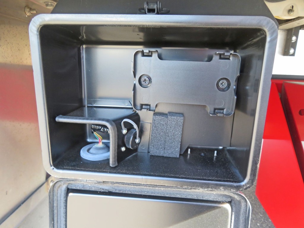 荷台後方にエアサスコントローラーの取り付け箇所があります。|日野 レンジャー 2PG-FD2ABG(2WD)の写真17