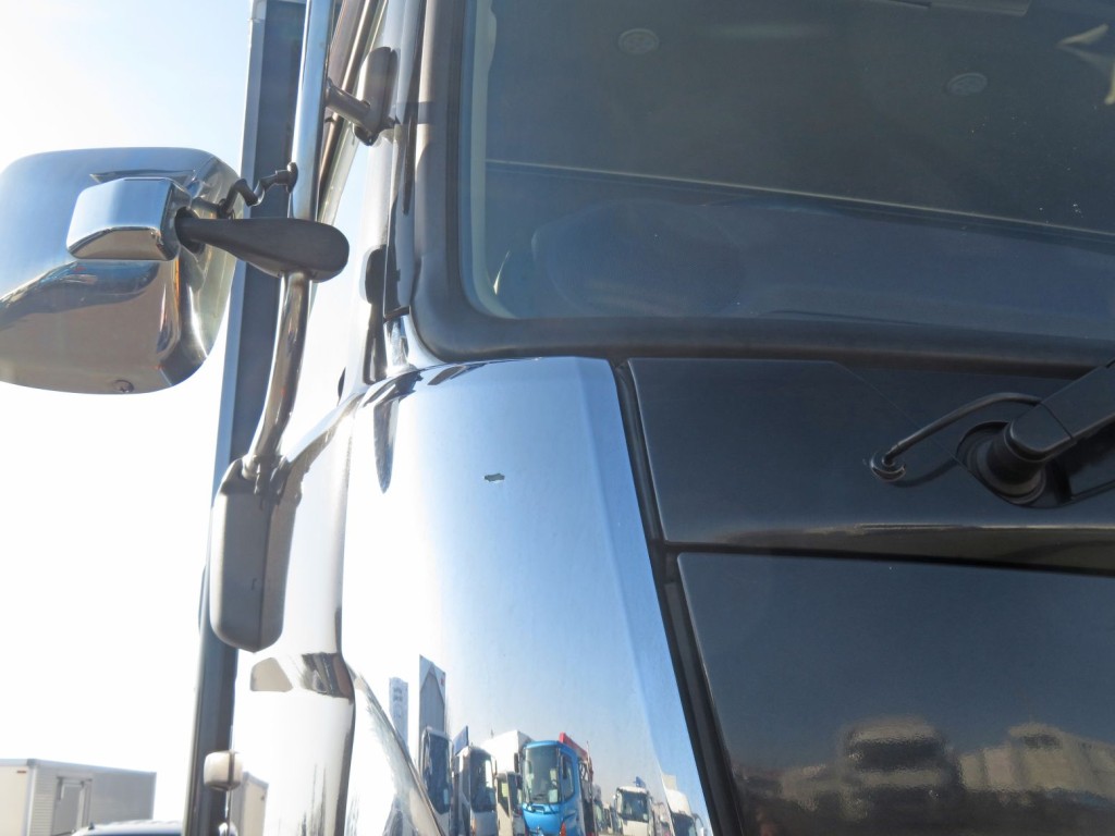 運転席側コーナーパネルにメッキ剥がれ箇所があります。|日野 レンジャー 2PG-FD2ABG(2WD)の写真30