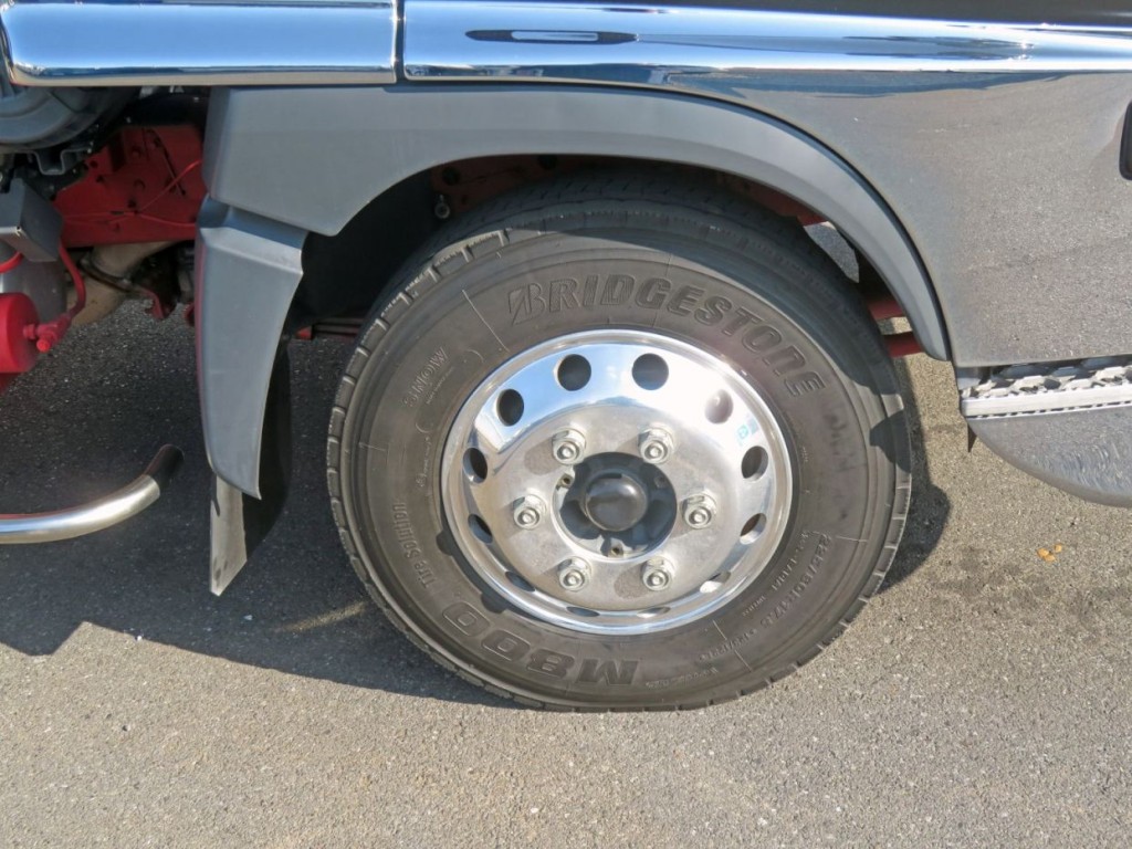 左右の前輪タイヤに少しひび割れがあります。|日野 レンジャー 2PG-FD2ABG(2WD)の写真32