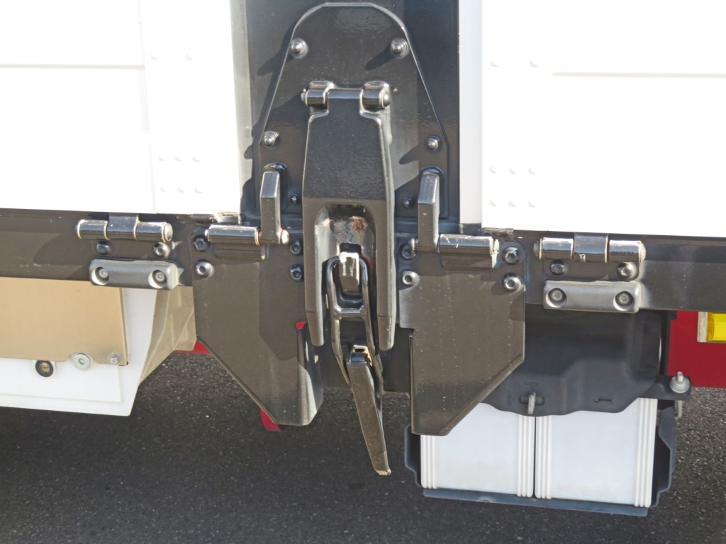中柱のロックにサビがあります。|日野 レンジャー 2PG-FD2ABG(2WD)の写真43