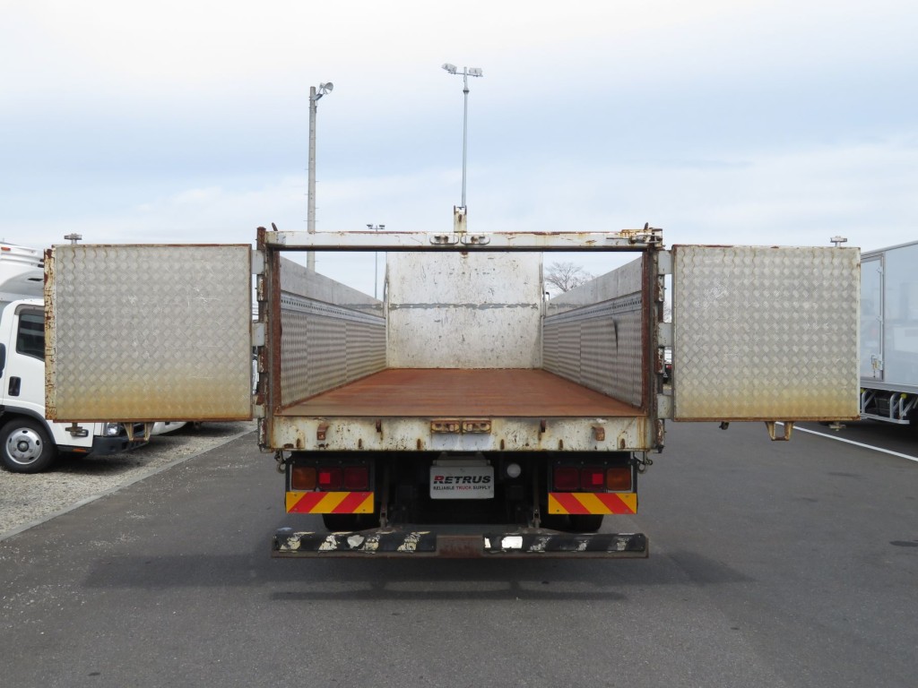 リア扉は観音開き式です。|三菱 スーパーグレート QKG-FU54VZ改の写真11