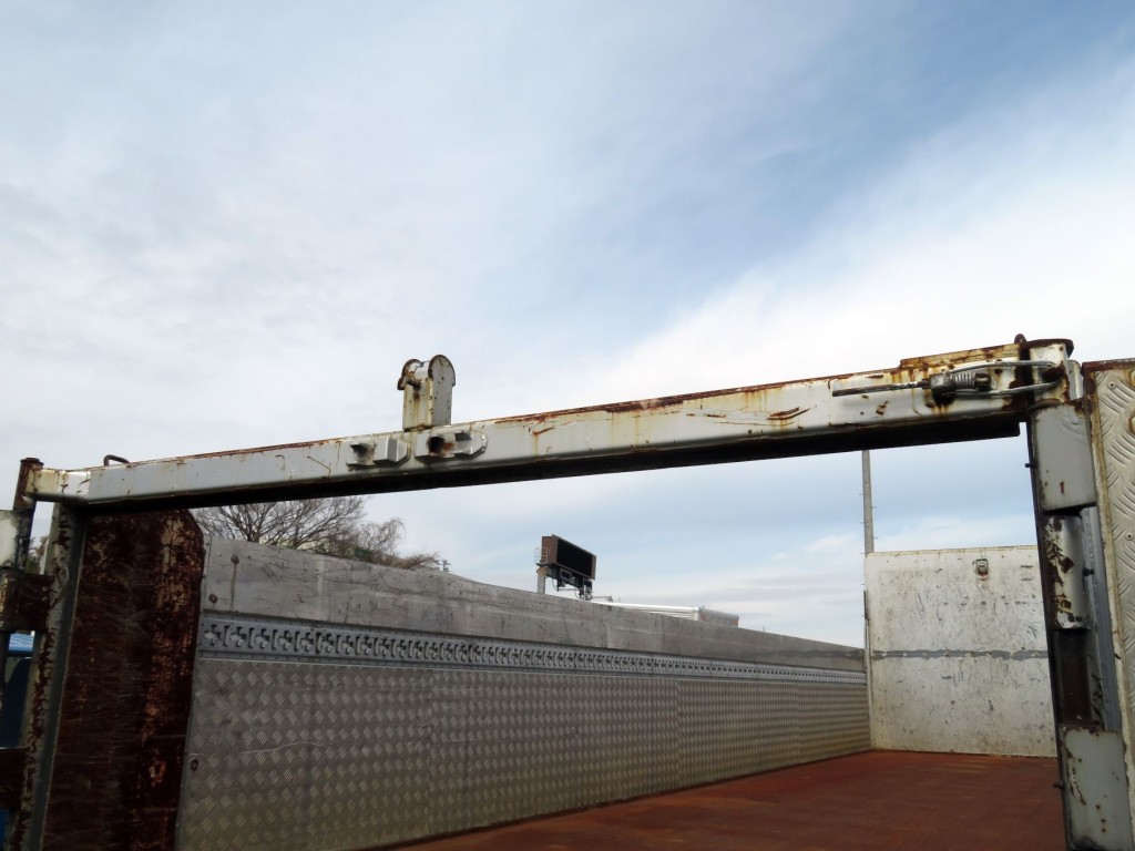 上部の枠はロックを外せば扉と同様に開くことができます。|三菱 スーパーグレート QKG-FU54VZ改の写真12