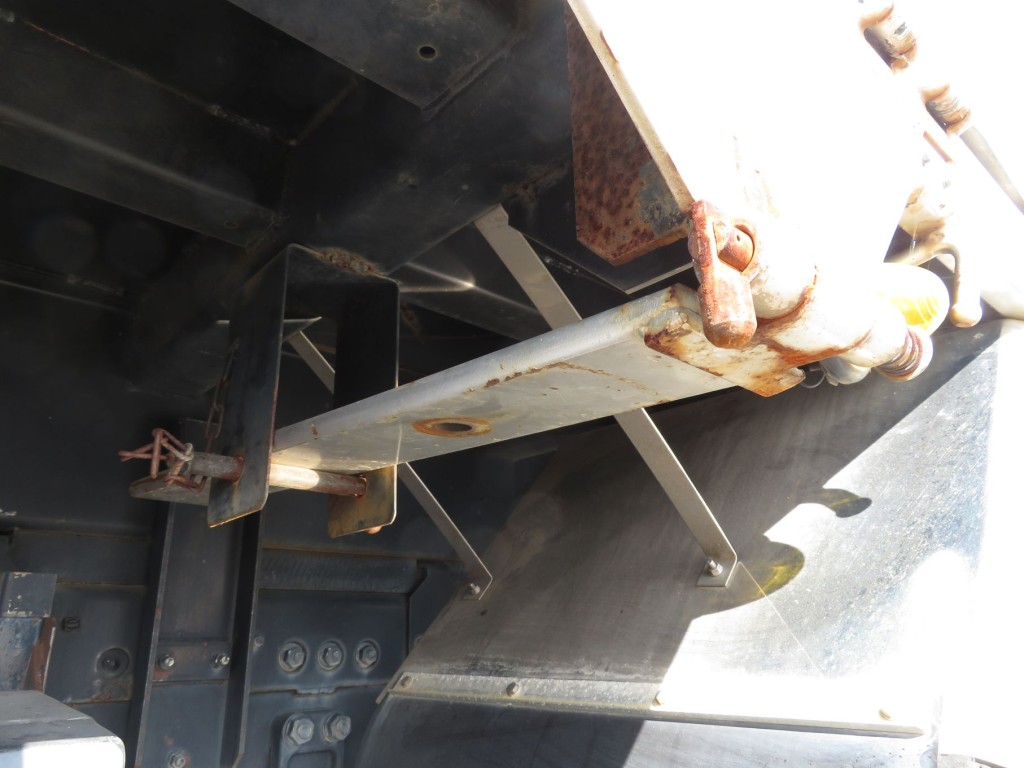 あおりの開き防止用の板が付いています。|三菱 スーパーグレート QKG-FU54VZ改の写真15