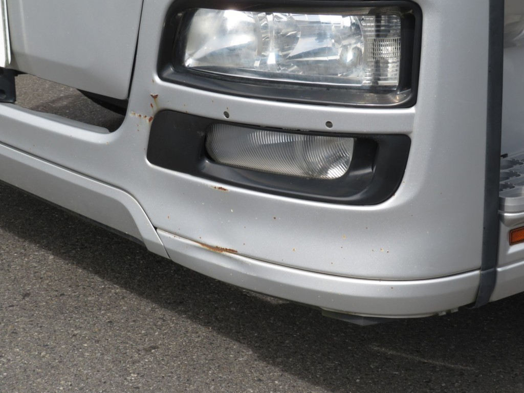 フロントバンパー助手席側に軽いヘコミ・サビがあります。|三菱 スーパーグレート QKG-FU54VZ改の写真27