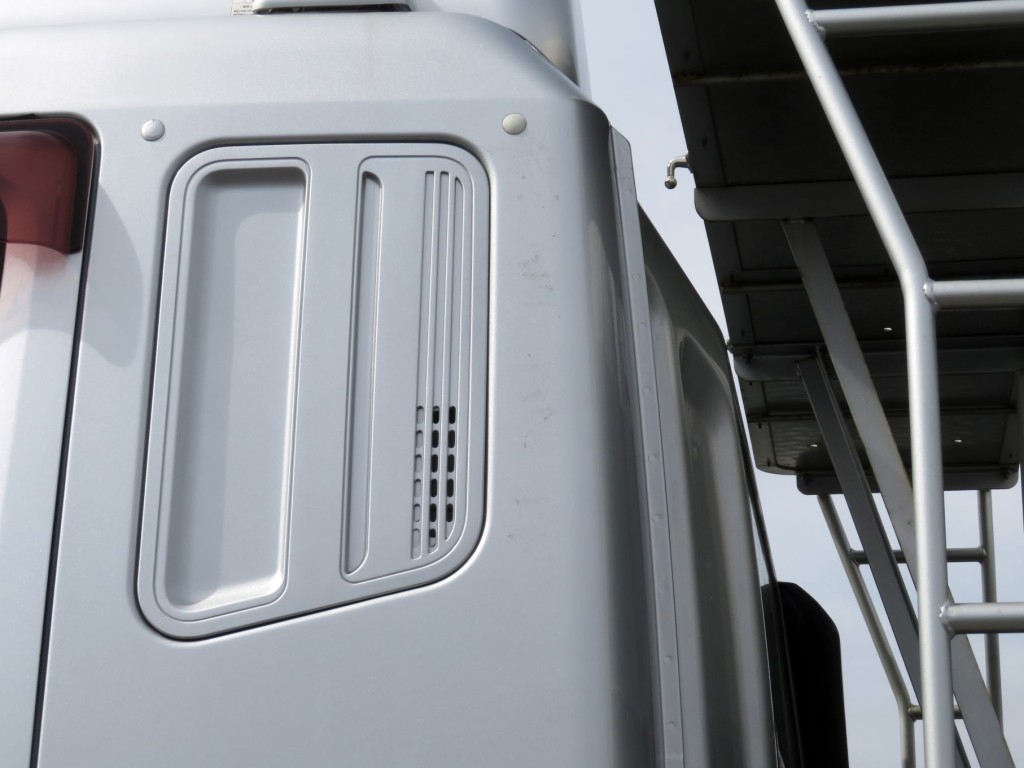 運転席側クォーターパネルに看板日焼け跡があります。|三菱 スーパーグレート QKG-FU54VZ改の写真28