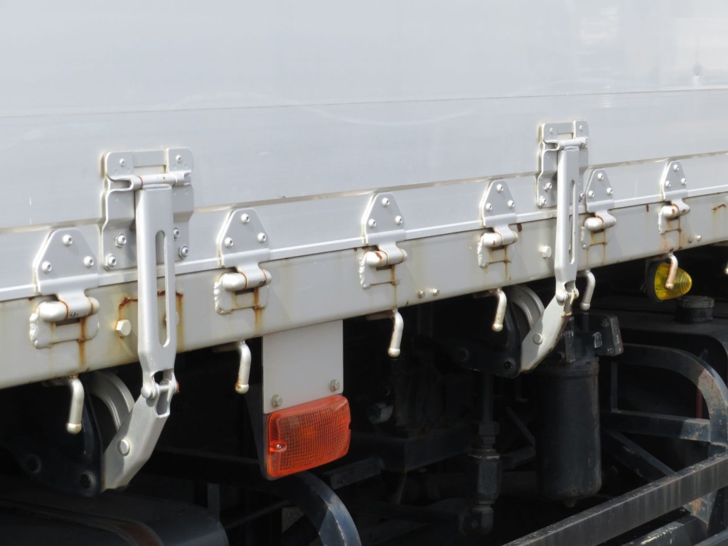 助手席側サイドレール及び丁番各所にサビがあります。|三菱 スーパーグレート QKG-FU54VZ改の写真31